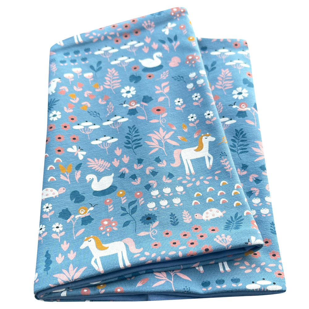 Wollhuhn Leichtes Öko Jersey Halstuch, Jeansblau, gefaltet mit Pferde- und Blumenmuster, weich und perfekt für Frühling und Sommer, handgemacht in Deutschland.
