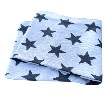 Wollhuhn Elastisches Öko Stirnband, blau-weiß gefaltet mit schwarzen Sternen, aus weichem Jersey, handgefertigt in Deutschland, ideal für vielseitige Tragemöglichkeiten.