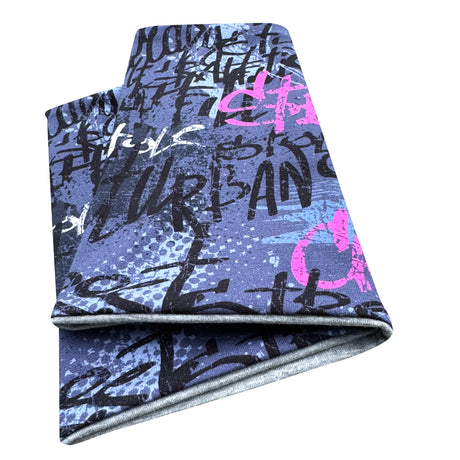 Wollhuhn Leichtes Lockeres Öko Jersey Halstuch, handgefertigt mit Graffiti-Muster, ideal für Kinder. Weiches, wendbares Design, perfekt für Übergangszeiten.