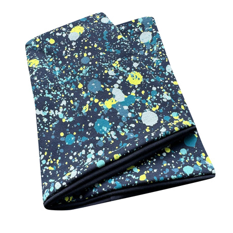 Wollhuhn Leichtes Öko Jersey Halstuch mit buntem Splatter-Muster, handgefertigt, weicher Stoff, locker, ideal für Übergangszeiten und empfindliche Kinderhaut.