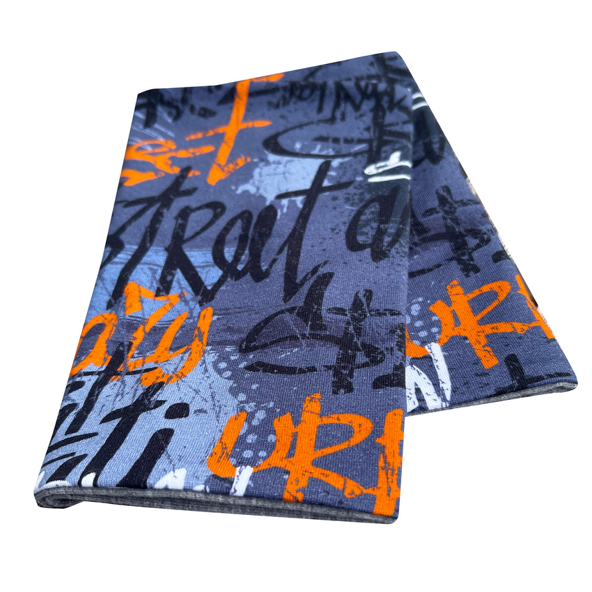 Wollhuhn Leichtes Lockeres Öko Jersey Halstuch in Blau und Orange, handgemacht, zeigt geschwungenen Text auf weichem Stoff, ideal für Kinder, Frühling und Herbst.