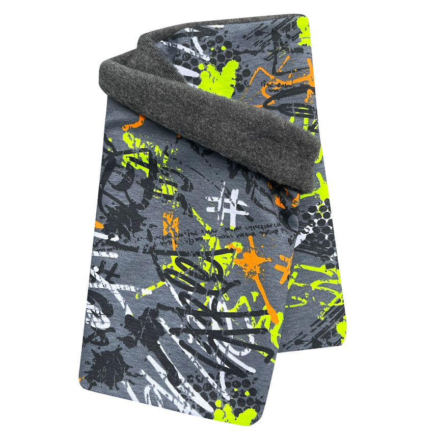 Wollhuhn Halstuch / Schlupfschal / Loop WARM, Innen Fleece, Graffiti Grau/Orange, detailreiche Nahaufnahme der weichen, handgefertigten Stofftextur, ideal für kalte Tage.