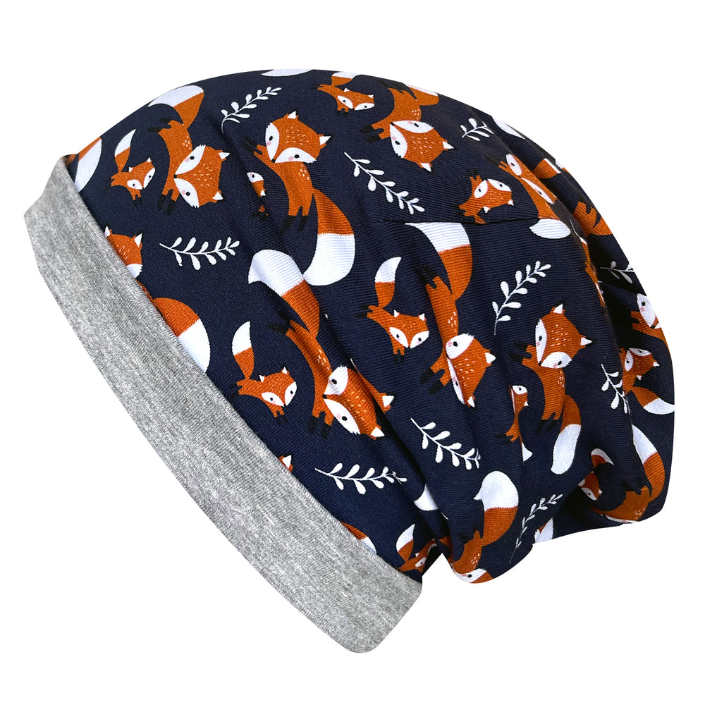 Wollhuhn Öko Long Beanie: Dunkelblau mit Fuchs-Motiv, zweilagig, wendbar, elastisch und handgefertigt. Perfekt für lässigen Look an milden Tagen.
