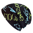 Wollhuhn Öko Shorties: Schwarze, zweilagige Beanie mit gelbem und blauem Text, handgemacht aus Öko-Jersey, ideal für Kinder und Jugendliche.