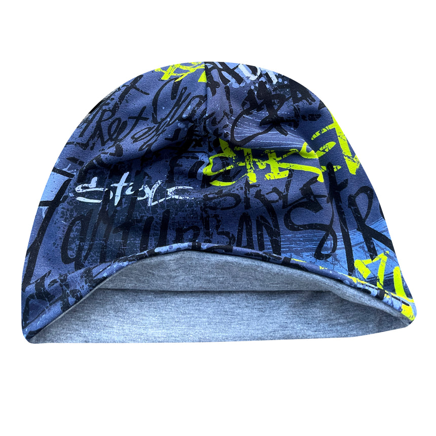 Wollhuhn Öko Shorties: Handgemachte, zweilagige, skatergraue Beanie mit Graffiti-Design, ideal für Kinder, bequem unter Helmen tragbar.