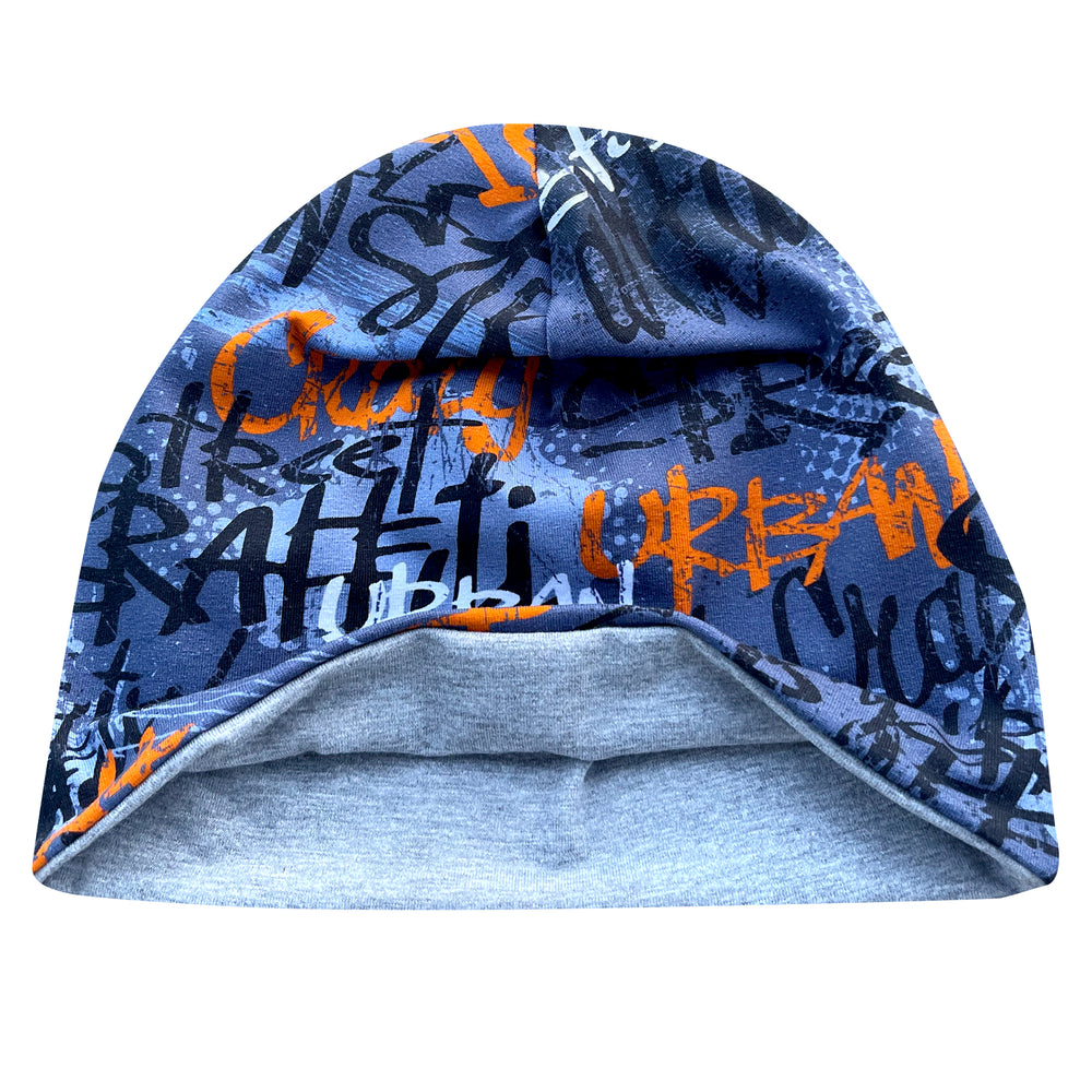 Wollhuhn Öko Shorties: Handgemachte blaue Beanie mit orangefarbener Schrift, wendbar, ideal für aktive Kinder. Zweilagige, nachhaltige Mütze, perfekt für Alltag und Sport.