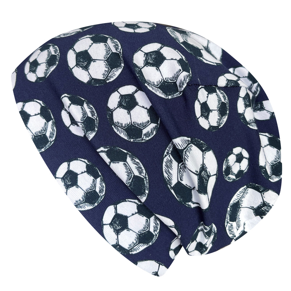 Wollhuhn Öko Shorties Wendemütze, zweilagig, Fußballmuster. Handgenäht, bequem, ideal für aktive Kinder. Hochwertiger Öko-Jersey, flexibel und mitwachsend.