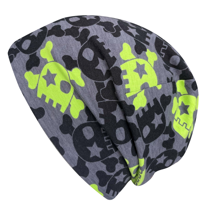 Wollhuhn Öko Shorties Wendemütze mit schwarzen Schädeln und Sternen, handgenäht aus weichem Öko-Jersey, zweilagig, ideal für aktive Kinder und Teenager.