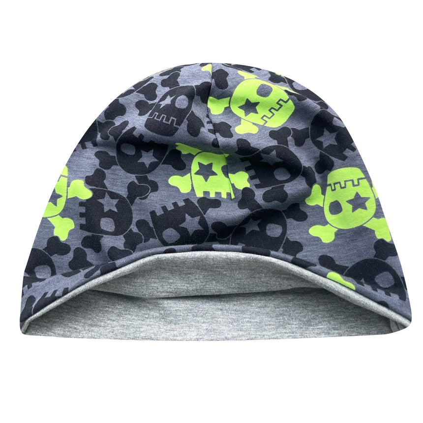 Wollhuhn Öko Shorties Wendemütze mit schwarzen Schädeln und Sternen, handgefertigt, doppellagig, ideal für aktive Kinder, passt unter Helme, aus weichem Öko-Jersey.