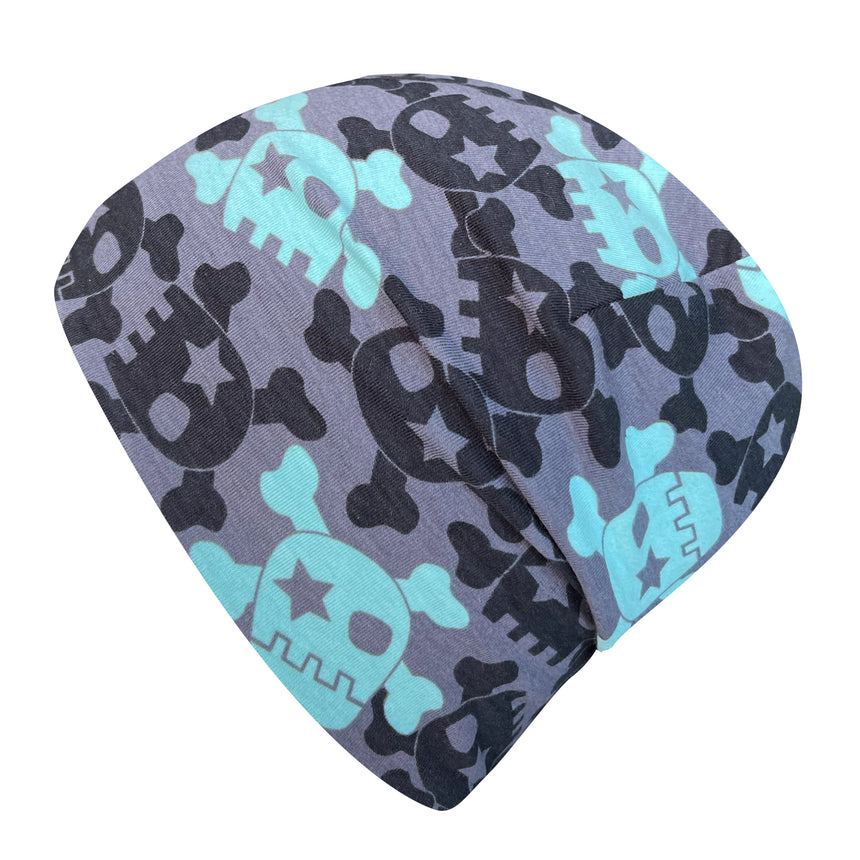 Wollhuhn Öko Shorties / Wendemütze mit Totenkopf-Design, Nahaufnahme eines handgefertigten Beanies aus weichem, dehnbarem Öko-Jersey, ideal für aktive Kinder.