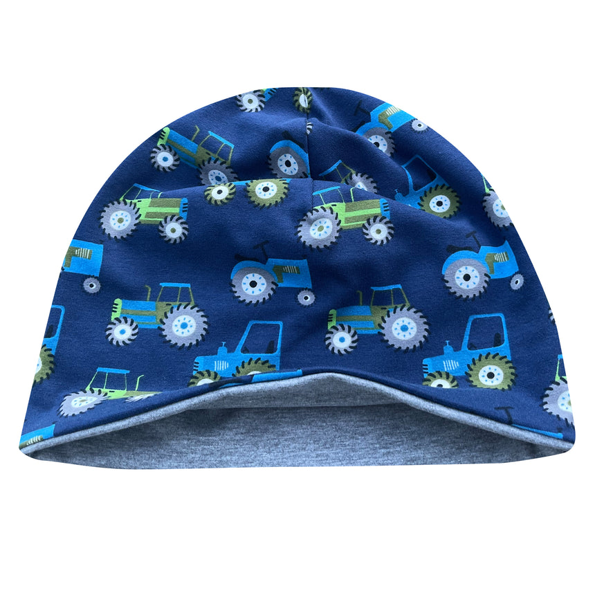 Wollhuhn Öko Shorties: Dunkelblaue Beanie mit Traktor-Motiv, handgemacht aus Öko-Jersey, doppellagig, wendbar, ideal für Kinder, bietet Komfort und Stil.