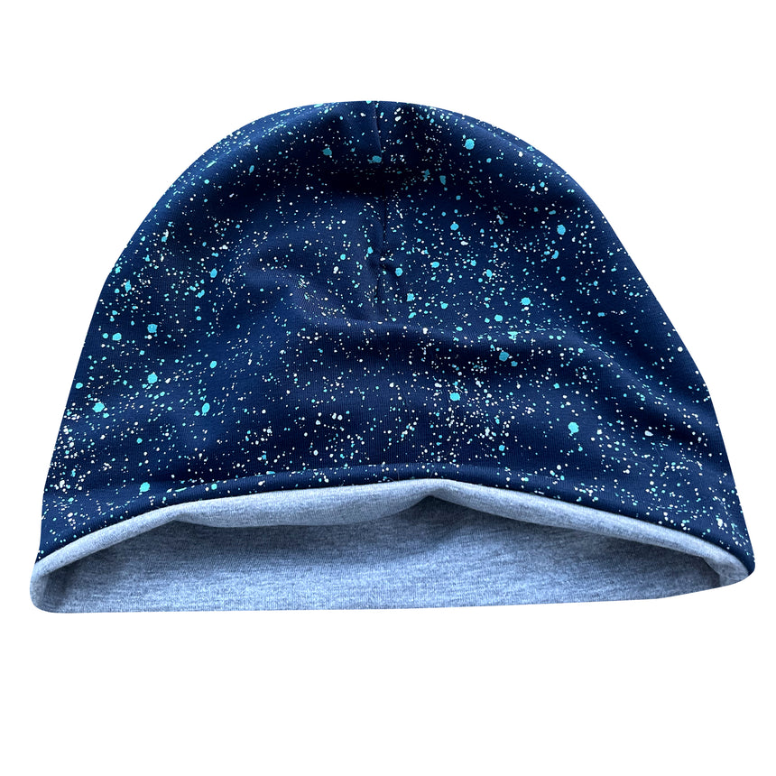 Wollhuhn Öko Shorties / Wendemütze, zweilagig, Galaxy Blau: Handgemachte Beanie mit blauen und grauen Nuancen, weißen Sprenkeln, ideal für aktive Kinder, dehnbar und wärmend.