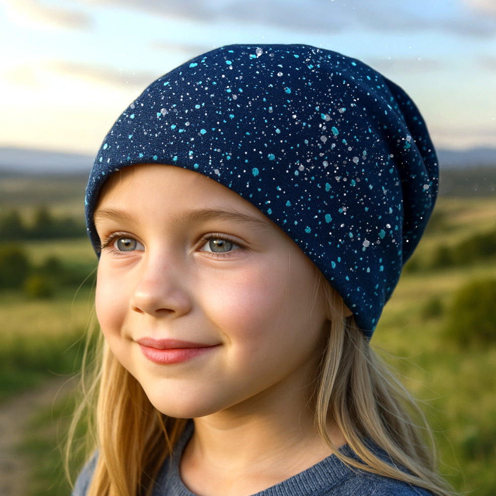 Mädchen mit blauer Wollhuhn Öko Shorties Wendemütze, zweilagig und handgemacht, perfekt für aktive Kinder.