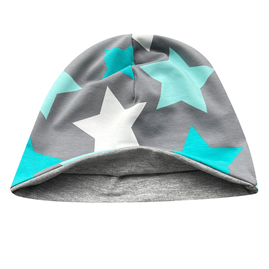 Wollhuhn Öko Shorties / Wendemütze: Handgefertigte graue Mütze mit blauen Sternen, zweilagig, weicher Öko-Jersey, ideal für Kinder und Teenager.