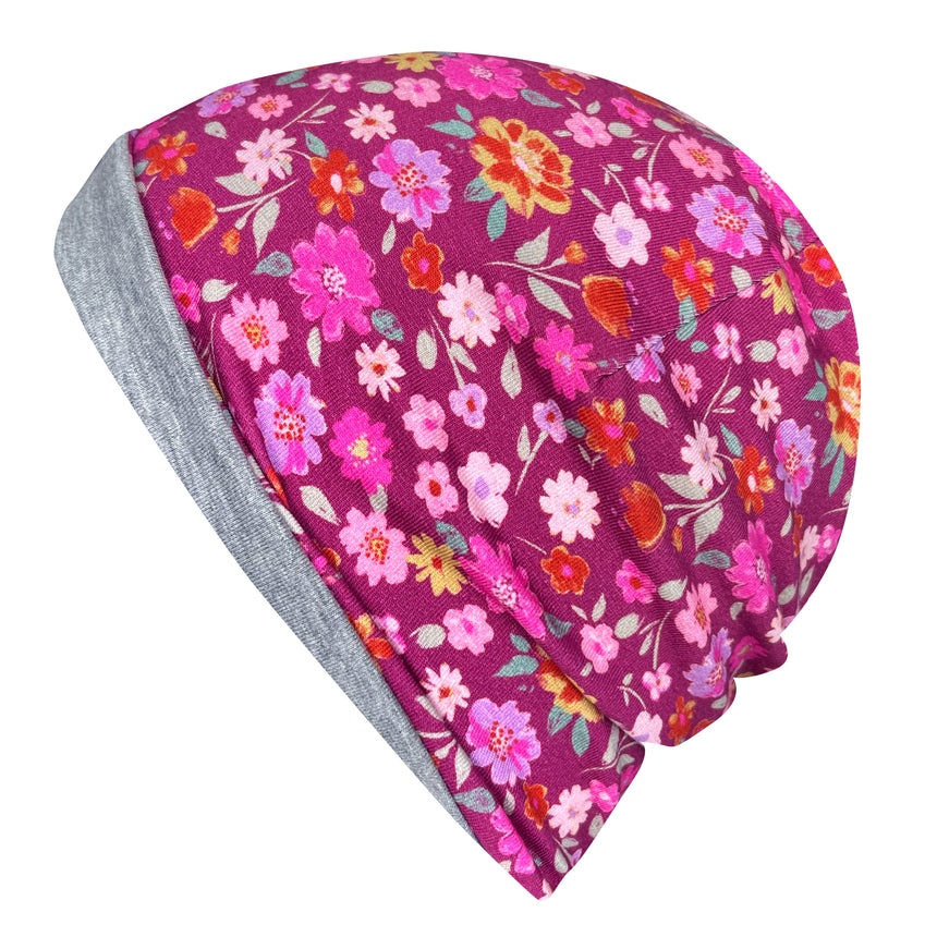 Wollhuhn Öko Shorties: Handgemachte, zweilagige Wendemütze mit Blumenmotiv in Beere, ideal für aktive Kinder, bietet Komfort und Wärme das ganze Jahr über.