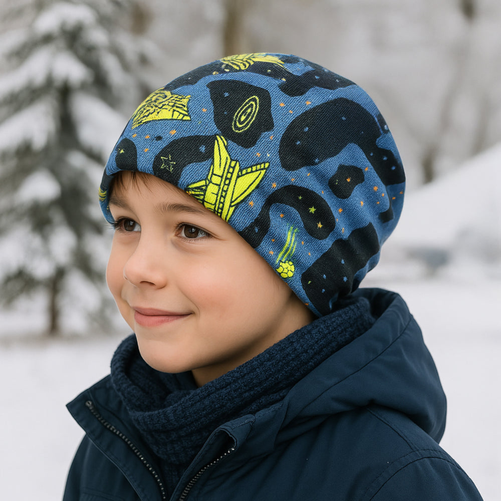 Junge trägt Wollhuhn Öko Shorties Beanie, zweilagig, bequem, für Kinder und Teenager, handgemacht in Deutschland, ideal für kalte Tage und Helme.