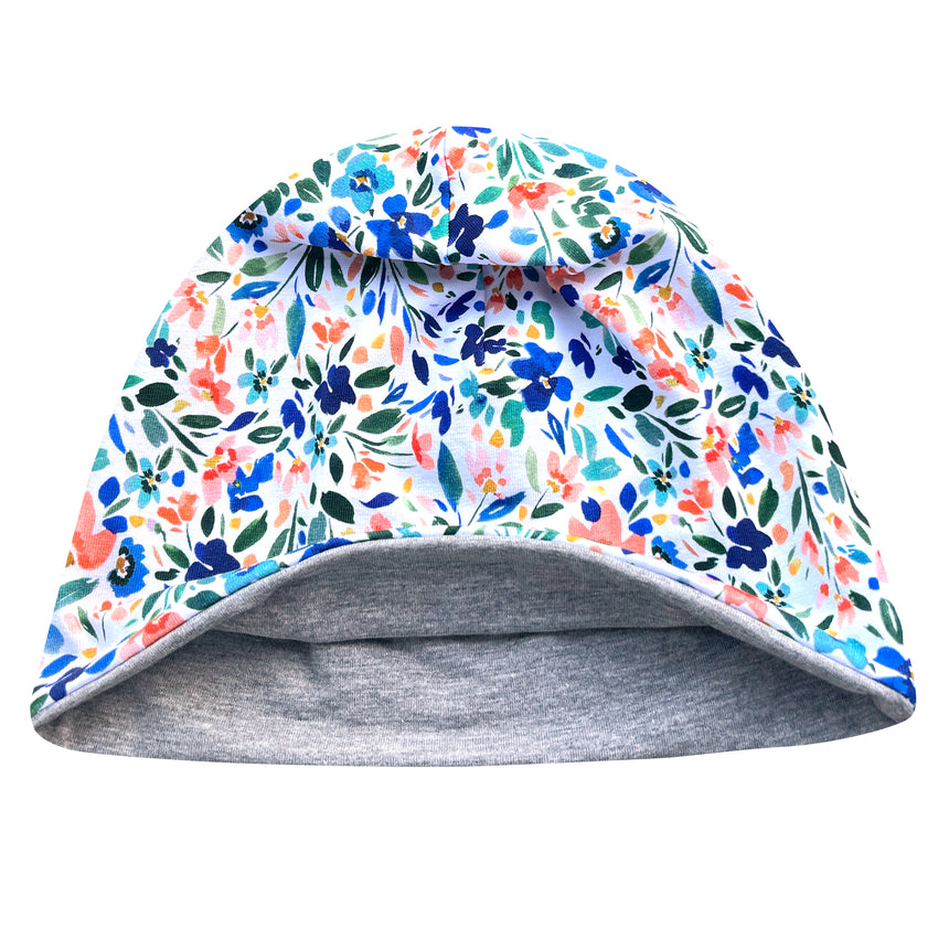 Wollhuhn Öko Shorties, Wendemütze, zweilagig, Blumenmuster, zeigt Detailansicht eines handgemachten Beanies aus weichem Öko-Jersey, ideal für Kinder und Jugendliche.