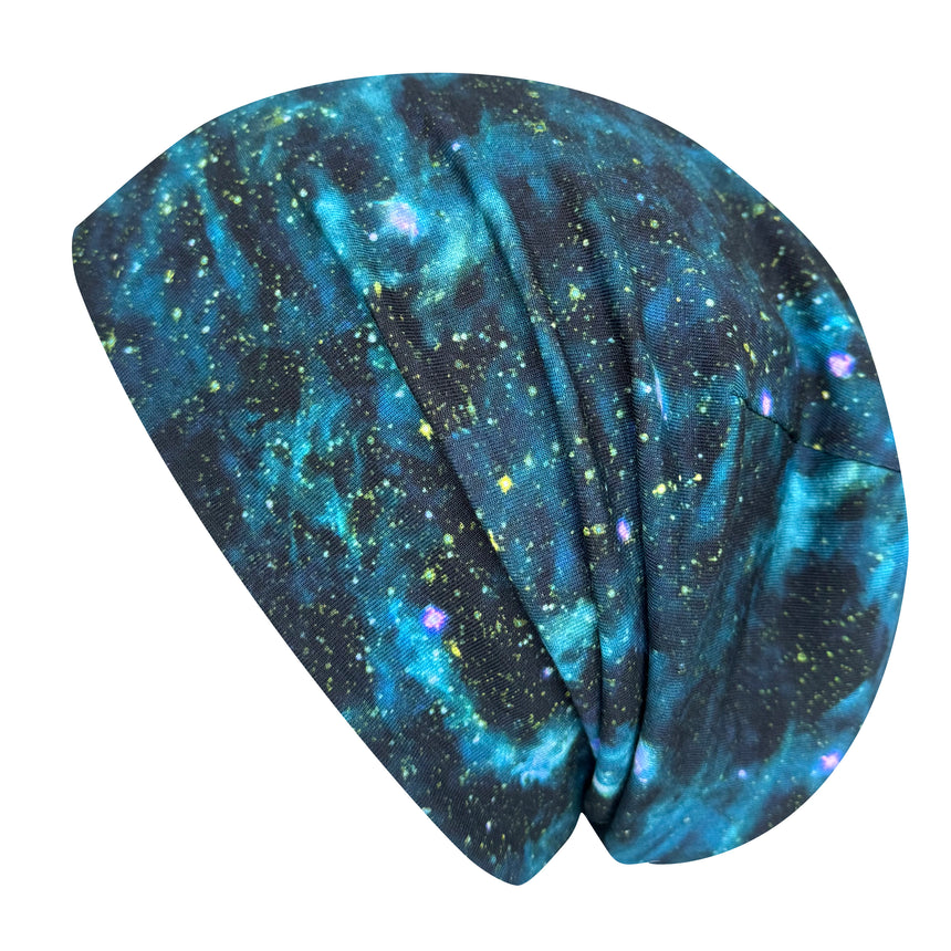 Slouch-Beanie mit blau-grünem Galaxie-Muster, handgemachte Wollhuhn Öko Long Beanie, zweilagig, wendbar, lässiger Schnitt, ideal für Übergangszeiten und milde Wintertage.