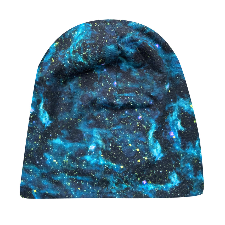 Wollhuhn Öko Long Beanie, zweilagig und wendbar, mit blau-grünem Galaxie-Muster. Handgemachte, formstabile Mütze für lässigen Look und bequemen Tragekomfort.