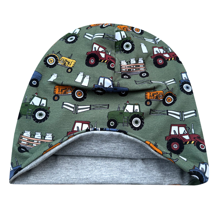 Wollhuhn Öko Long Beanie: Zweilagige Wendemütze aus grünem Jersey mit Traktor-Motiv, ideal für Kinder, bietet bequemen Sitz und ganzjährigen Schutz.