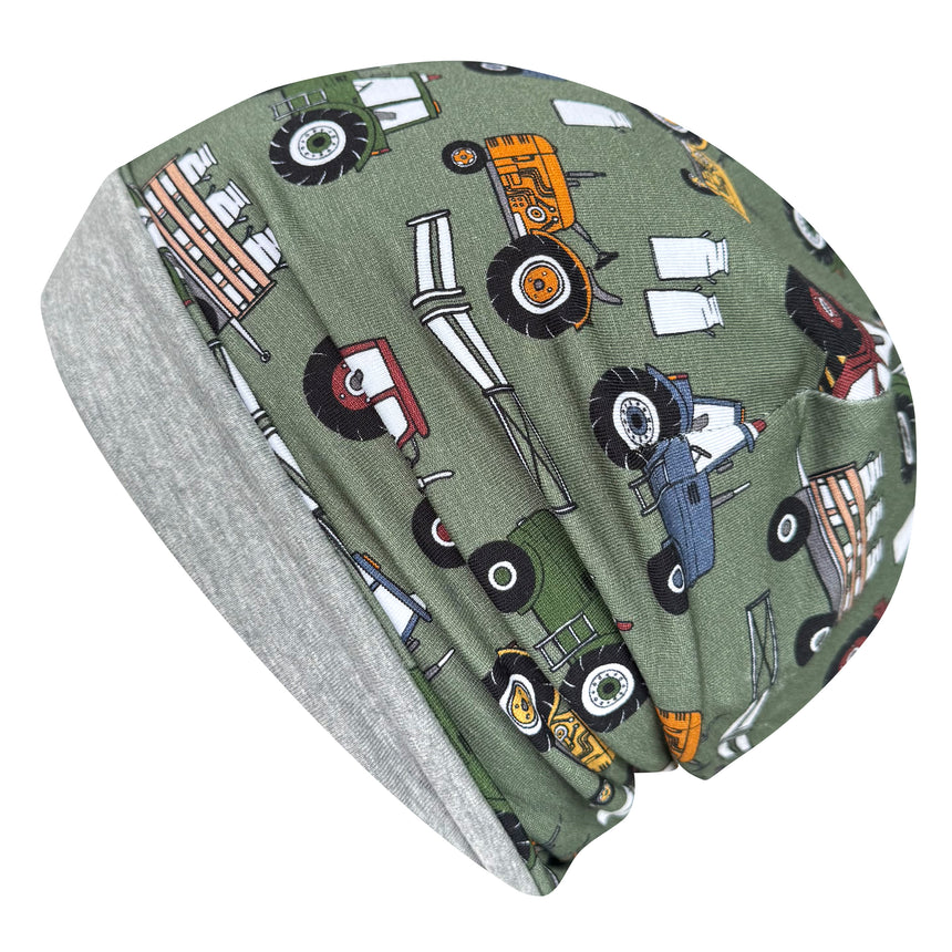 Wollhuhn Öko Long Beanie, grün mit Auto-Motiven, zweilagig, aus weichem Baumwolljersey, handgefertigt, bequem für Kinder, ideal für ganzjähriges Tragen.