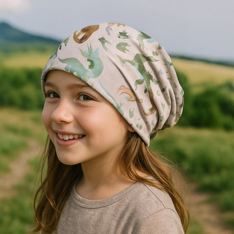 Mädchen trägt Wollhuhn Öko Long Beanie, Wendemütze, zweilagig, bequem, ideal für Kinder, handgemacht in Deutschland. Perfekt für ganzjähriges Tragen.