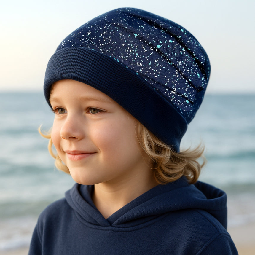 Handgemachte Wollhuhn Bündchen-Beanie aus Öko-Jersey, einlagig, dehnbar, ideal für Sommer und Übergang, mit bequemer Passform und elastischem Bündchen, in Galaxy Blau.