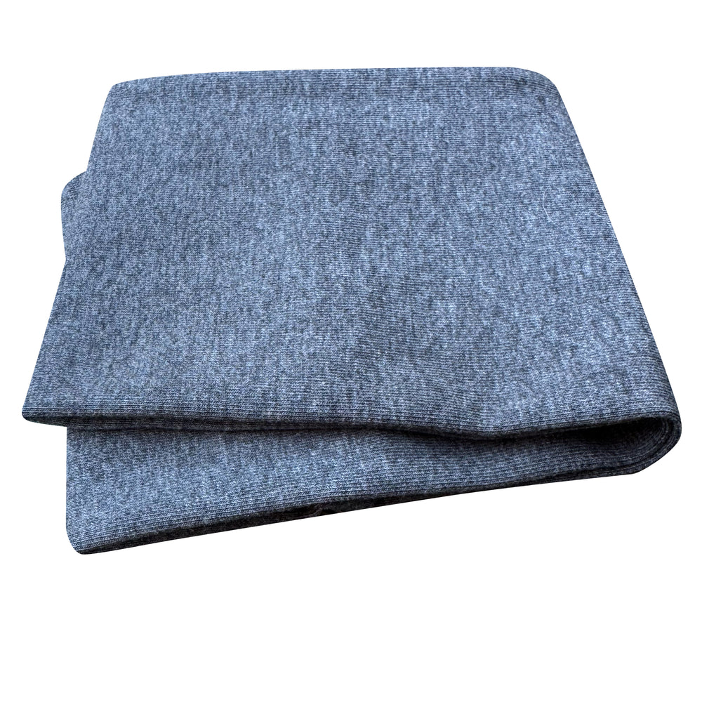 Wollhuhn Elastisches Öko Stirnband - Nahaufnahme eines weichen, zweilagigen, mittelgrauen Jersey-Stirnbands, ideal für vielseitigen Gebrauch und handgefertigt aus Bio-Baumwolle.