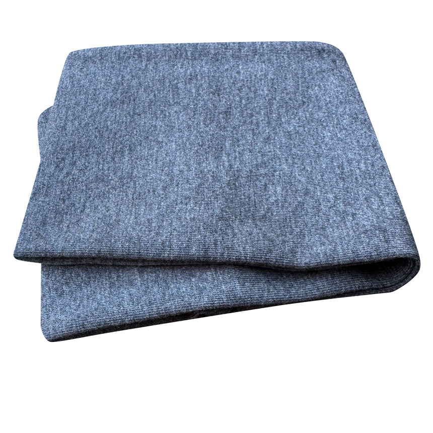 Wollhuhn Elastisches Öko Stirnband - Nahaufnahme eines weichen, zweilagigen, mittelgrauen Jersey-Stirnbands, ideal für vielseitigen Gebrauch und handgefertigt aus Bio-Baumwolle.