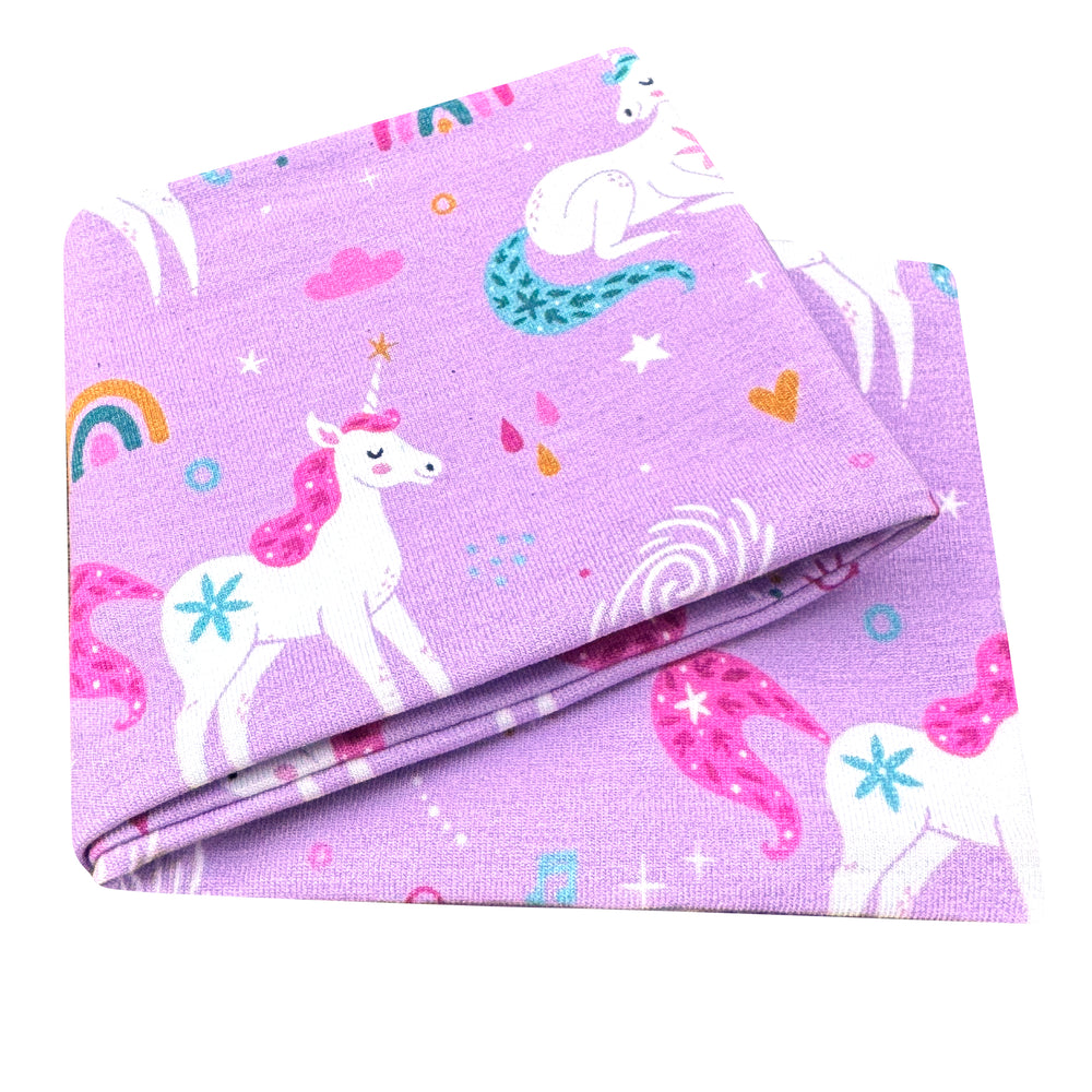 Wollhuhn Elastisches Öko Stirnband: Doppellagiges, lila Jersey-Stirnband mit Einhörnern und Regenbögen, handgemacht, weich und dehnbar aus Bio-Baumwolle, ideal für Kinder und Erwachsene.