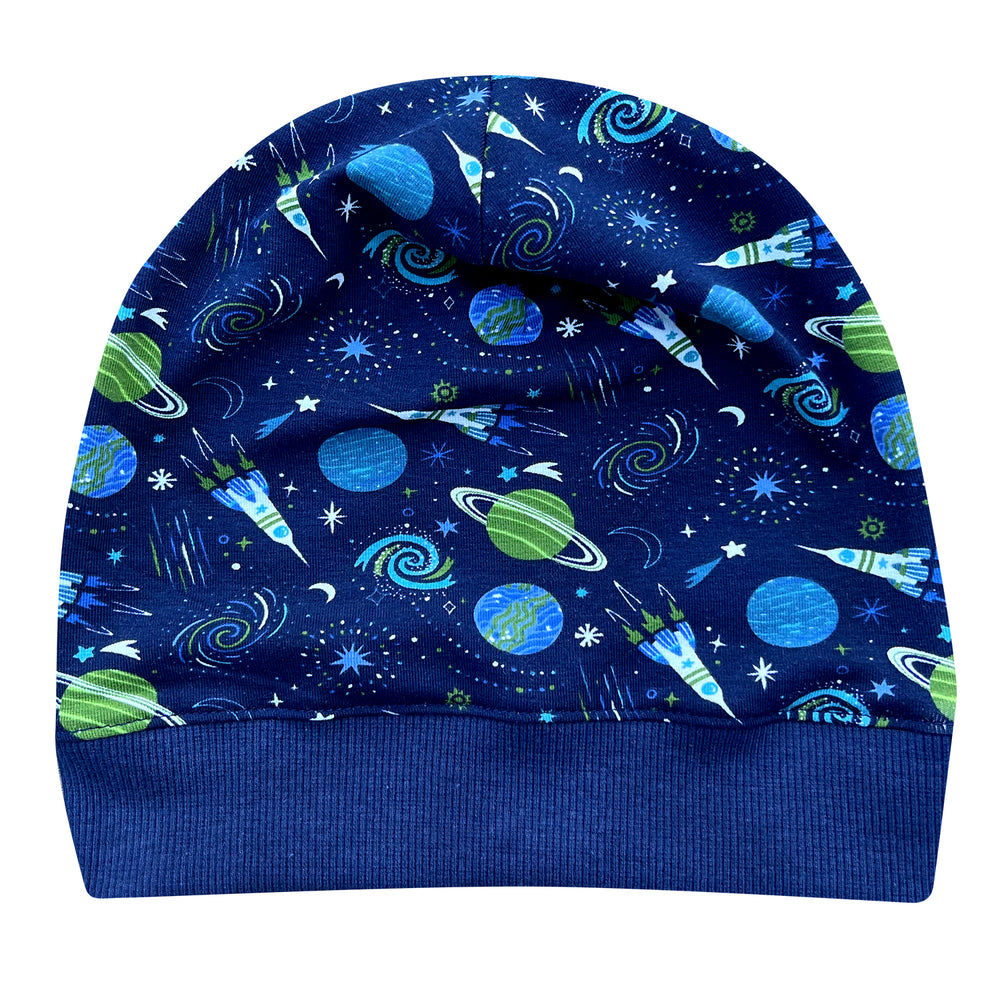Wollhuhn Dünne Öko Beanie-Mütze Sommer/Übergang Einlagig Space/Rakete Dunkelblau mit Planeten- und Sterne-Muster, handgefertigt aus dehnbarem, weichem Öko-Jersey. Ideal für aktive Kinder.