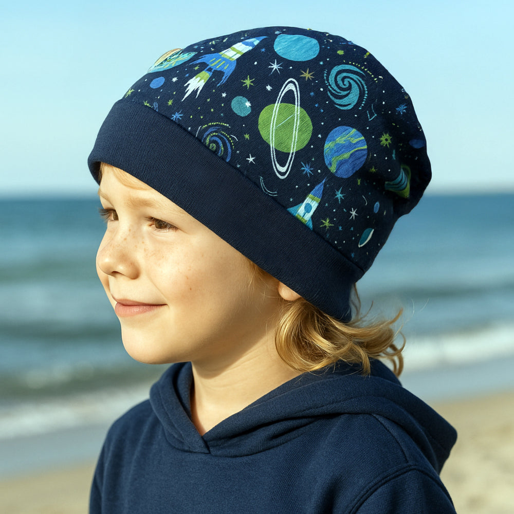 Wollhuhn Dünne Öko Beanie-Mütze Sommer/Übergang Einlagig Space/Rakete Dunkelblau, handgemacht, dehnbar, mit weichem Bündchen, ideal für Kinder, atmungsaktiv und perfekt für Übergangszeiten.