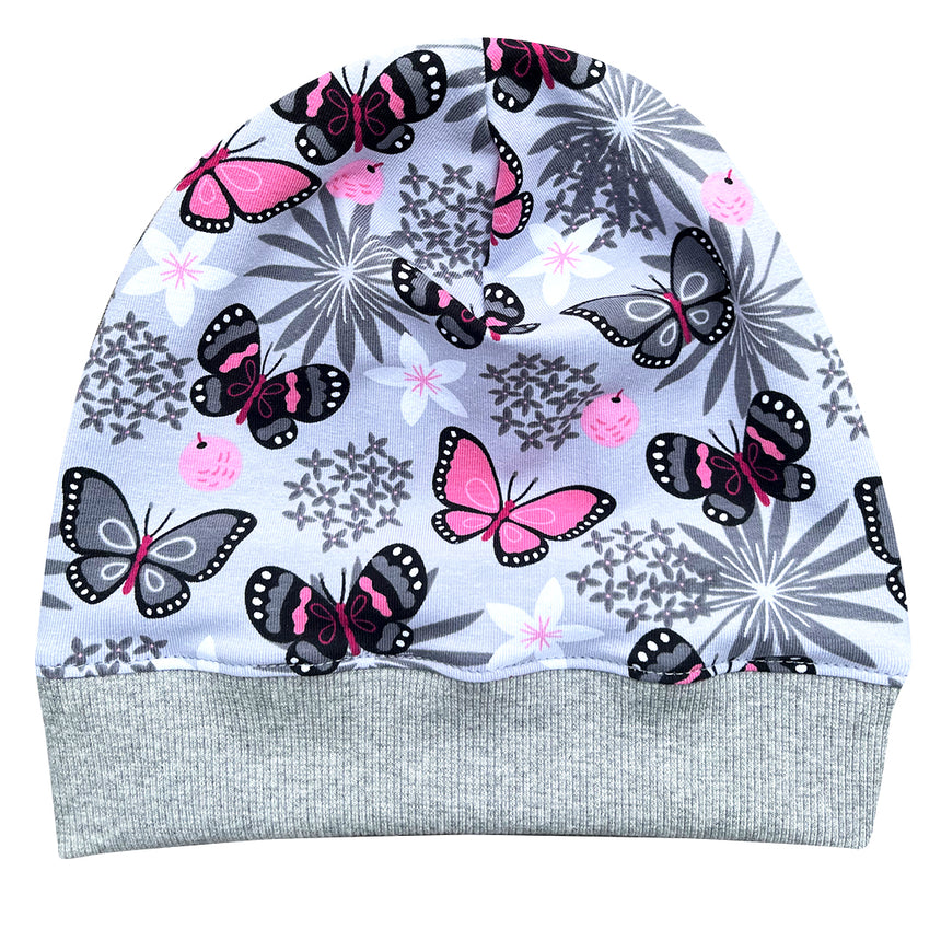 Wollhuhn Dünne Öko Beanie-Mütze, grau/rosa, mit Schmetterlingsmuster. Handgemacht, dehnbar und bequem, ideal für Übergangszeit und kühle Sommertage.