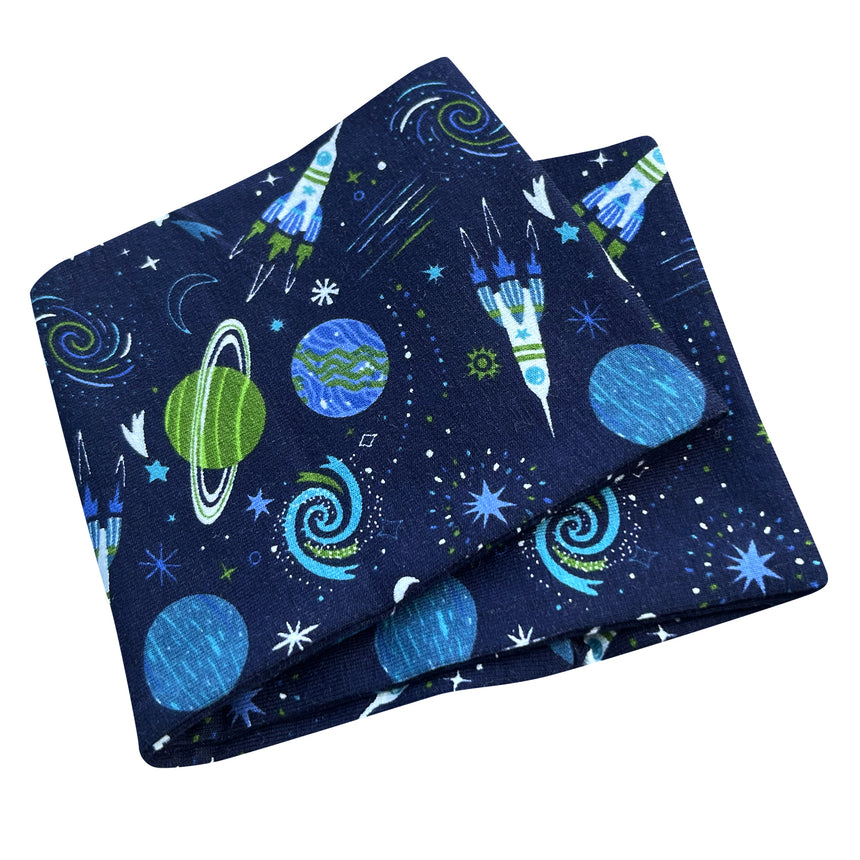 Wollhuhn Elastisches Öko Stirnband, dunkelblau, mit Weltraummotiv aus Planeten und Raketen, weich und dehnbar, ideal für Outdoor-Aktivitäten und sportliche Anlässe.