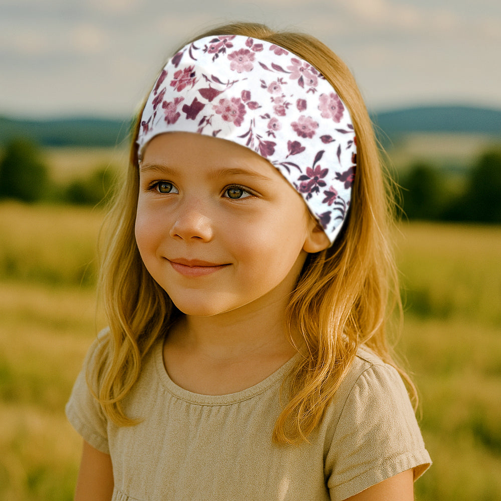 Mädchen trägt Wollhuhn Elastisches Öko Stirnband, zweilagig, breit, ideal für Outdoor-Aktivitäten; handgemacht aus Bio-Baumwolle, perfekt für empfindliche Haut.