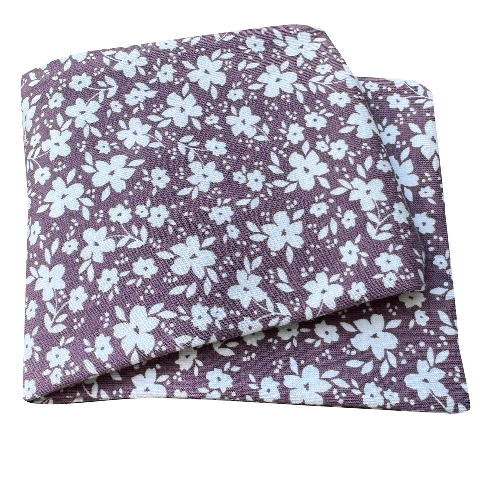 Wollhuhn Elastisches Öko Stirnband, zweilagig und breit, mit weißen Blumenmuster auf mauvem Jersey, handgefertigt aus weicher Bio-Baumwolle, ideal für Alltag und Sport.