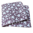 Wollhuhn Elastisches Öko Stirnband, zweilagig und breit, mit weißen Blumenmuster auf mauvem Jersey, handgefertigt aus weicher Bio-Baumwolle, ideal für Alltag und Sport.