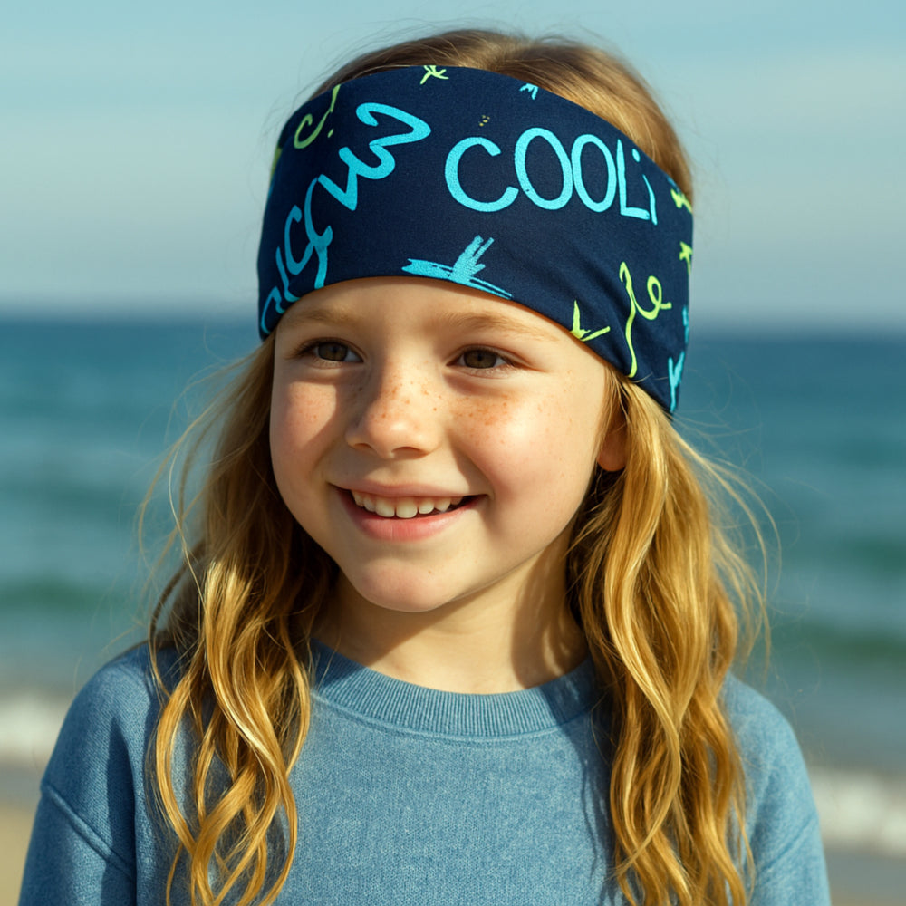 Mädchen am Strand mit Wollhuhn Elastisches Öko Stirnband, handgemachtes Jersey-Stirnband aus weicher Bio-Baumwolle, ideal für Outdoor-Aktivitäten.