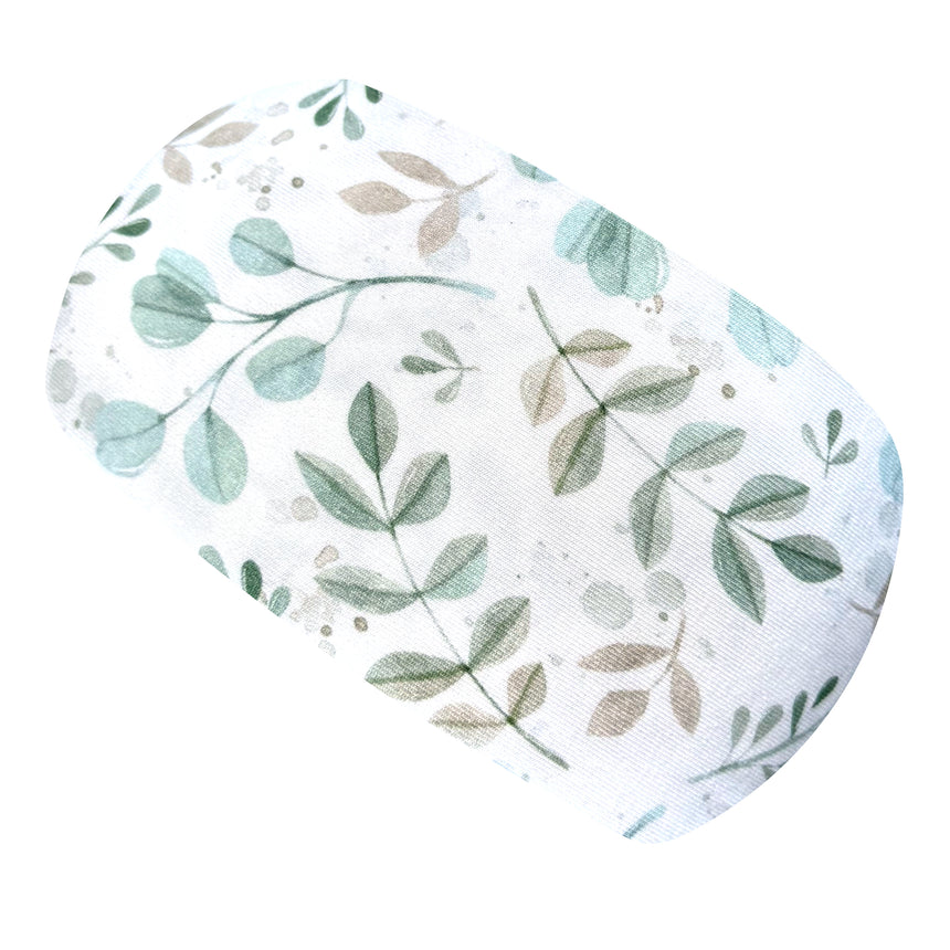 Wollhuhn Elastisches Öko Stirnband/Haarband, zweilagig, mit grünen Aquarellblättern auf weißem Jersey, handgefertigt für Komfort und Vielseitigkeit.