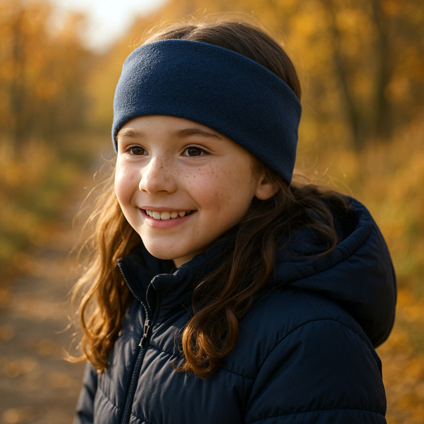 Mädchen trägt Wollhuhn Elastisches Öko Stirnband SPORTFLEECE, zweilagig, royalblau. Ideal für kalte Tage, handgefertigt in Deutschland, hält Ohren warm.