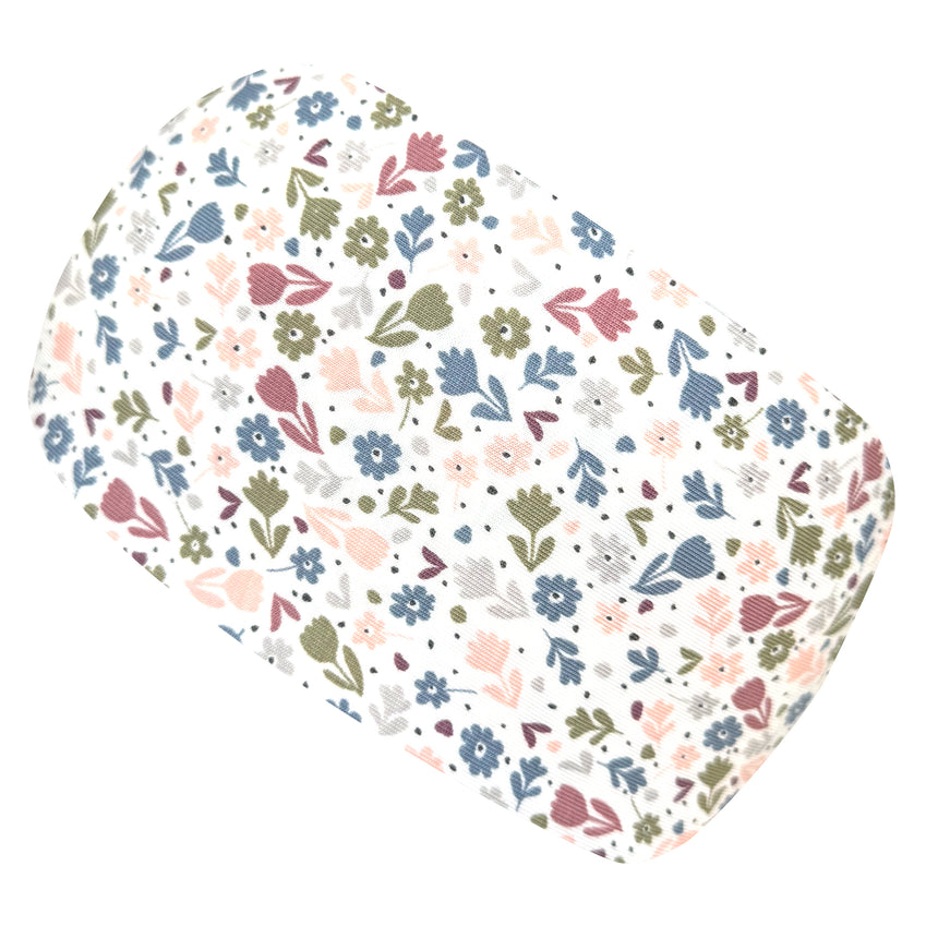 Handgemachtes Wollhuhn Stirnband, breit und elastisch, aus Bio-Jersey mit Blumenmuster. Ideal für Outdoor-Aktivitäten, bequem unter Helmen tragbar.