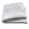 Wollhuhn Elastisches Öko Stirnband / Haarband Fleece Zweilagig Breit Einfarbig Hellgrau, gefaltet auf weißem Hintergrund, zeigt handgemachte Qualität und kuscheliges Material.