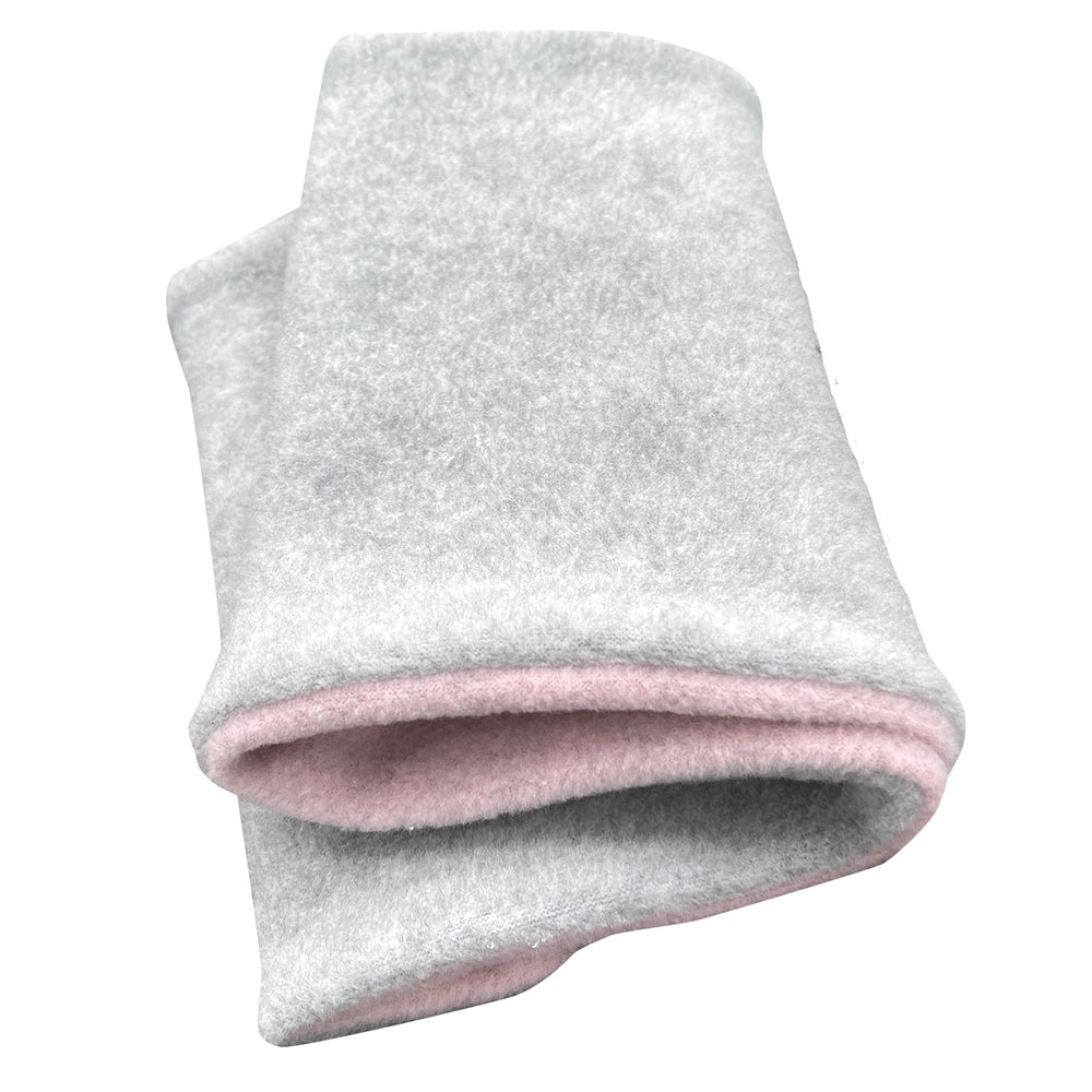Wollhuhn WINTER Halstuch/Schlupfschal „Unser Wärmster“, doppellagiger Fleece, handgenäht, ideal für Kinder und Erwachsene, auf weißem Hintergrund gefaltet.