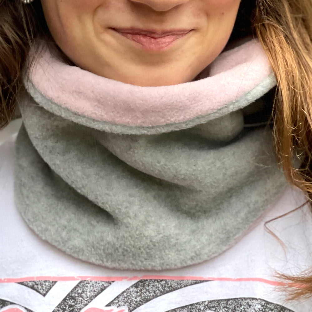 Frau trägt den Wollhuhn WINTER Halstuch/Schlupfschal „Unser Wärmster“, doppellagig aus Fleece, ideal für kalte Tage, einfach über den Kopf zu ziehen.