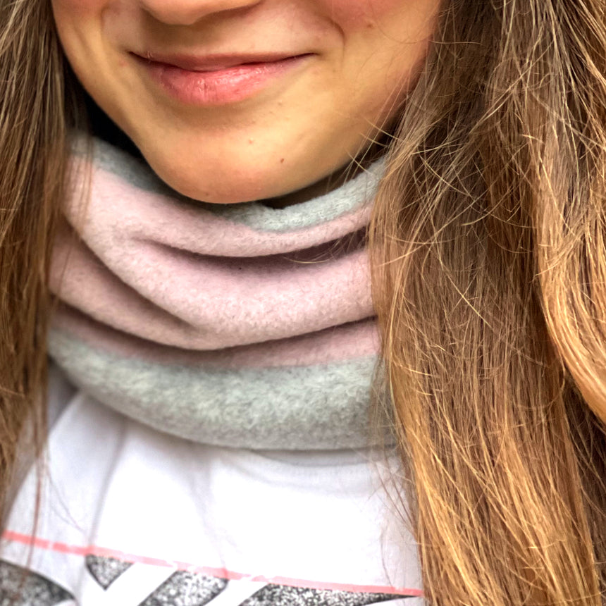 Frau trägt Wollhuhn WINTER Halstuch/Schlupfschal „Unser Wärmster“, doppellagiges Fleece, ideal für Kinder und Erwachsene, handgefertigt für Wärme und Komfort.