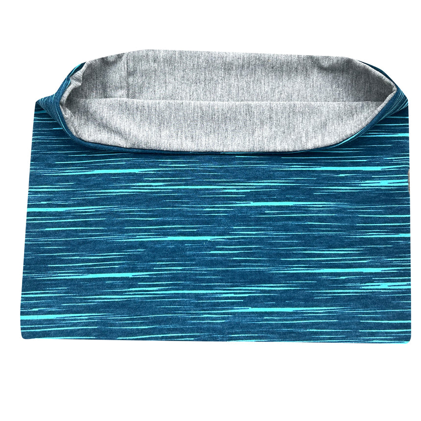 Wollhuhn Leichtes Lockeres Öko Jersey Halstuch, zeigt eine Nahaufnahme des blauen und grauen Streifenmusters, handgefertigt und weich, ideal für Kinder ab einem Jahr.