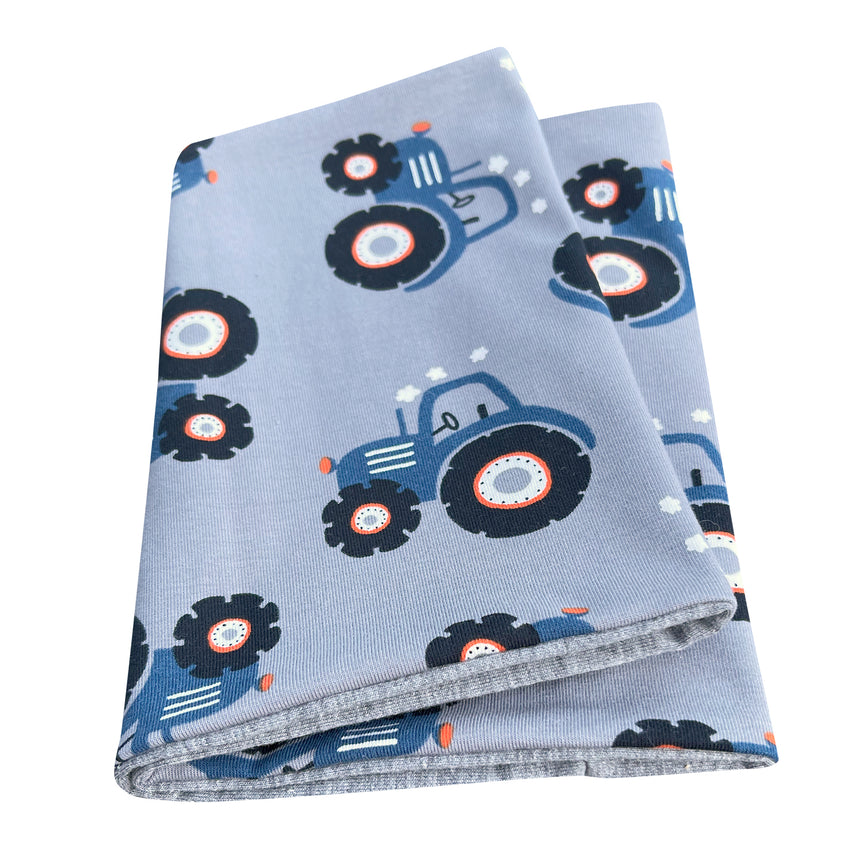 Wollhuhn Leichtes Öko Jersey Halstuch, gefaltet, mit Traktor-Design. Perfekt für Übergangszeiten, handgefertigt, ideal für Kinder.