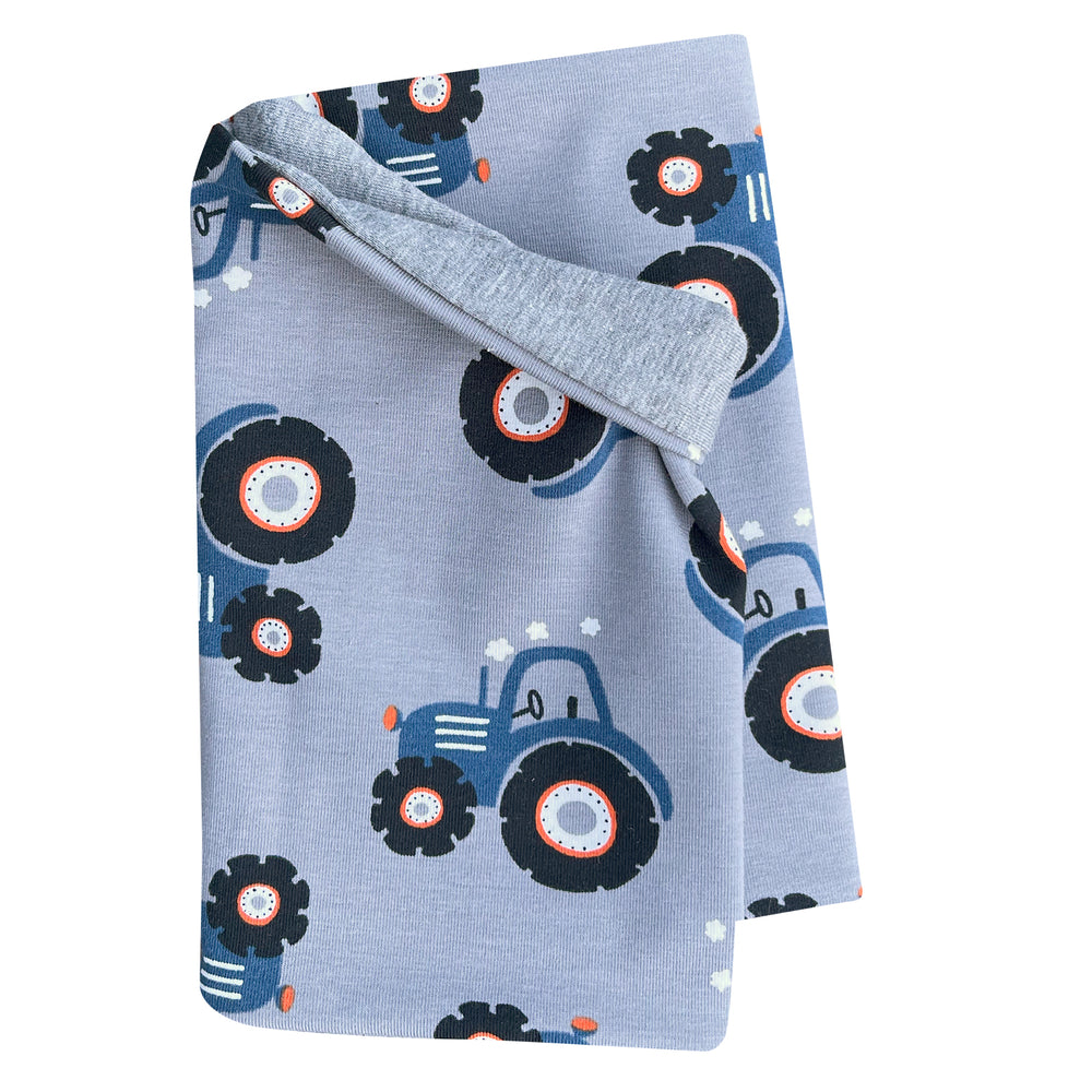 Wollhuhn Leichtes Lockeres Öko Jersey Halstuch mit Traktor-Muster, ideal für Kinder, handgefertigt in Deutschland. Perfekt für Übergangszeiten, einfach an- und auszuziehen.