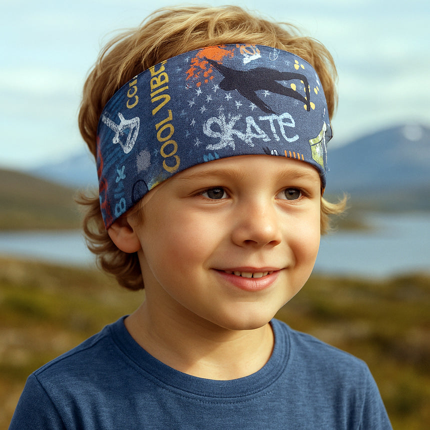 Junge trägt Wollhuhn Elastisches Öko Stirnband, zweilagig und breit, ideal für Outdoor-Aktivitäten und Sport, handgemacht aus Bio-Baumwolle, bequem und vielseitig.