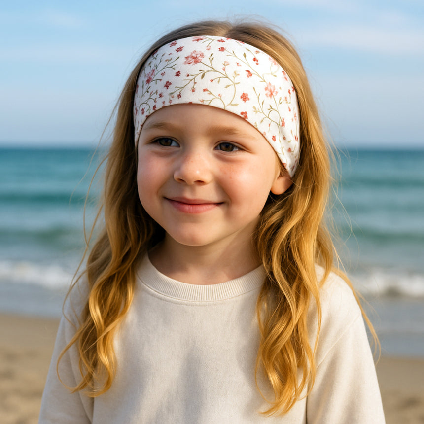 Mädchen trägt Wollhuhn Elastisches Öko Stirnband Jersey, zweilagig breit, ideal für Kinder und Erwachsene, handgemacht in Deutschland, komfortabel und vielseitig.